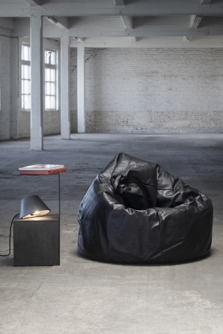 pouf poire en cuir noir design Bea Mombaers, collection belge Serax