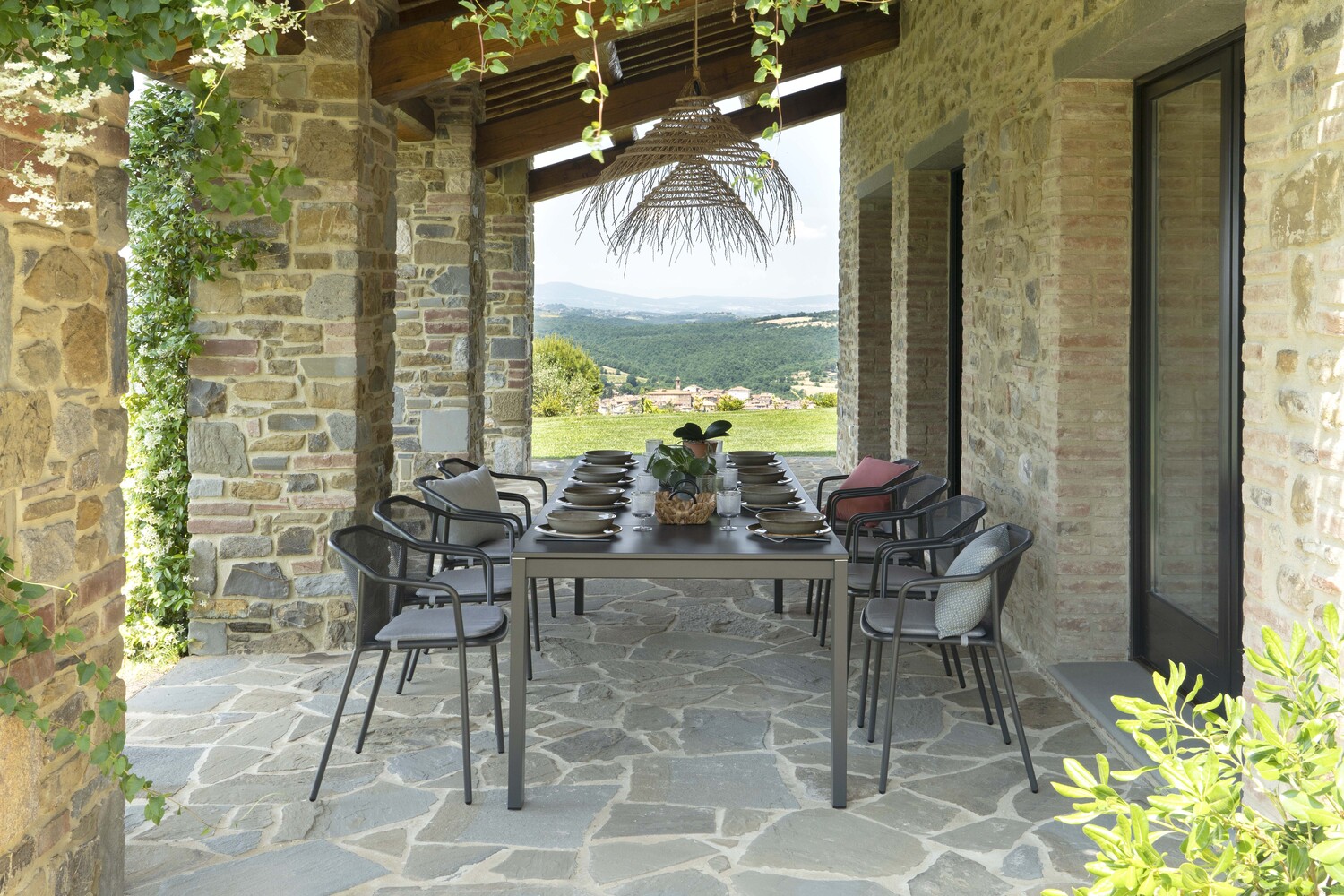 Mobilier de jardin et parasols.