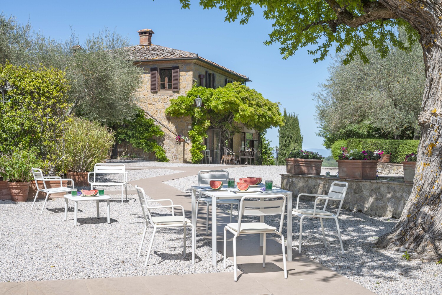 Mobilier de jardin et parasols.