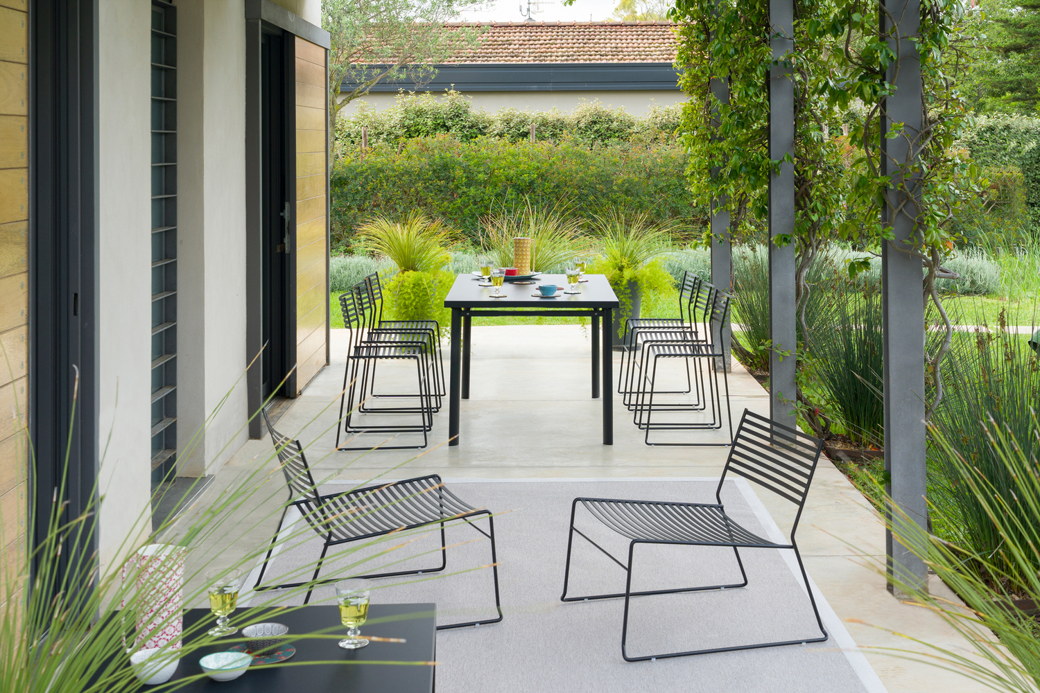 Mobilier de jardin et parasols.