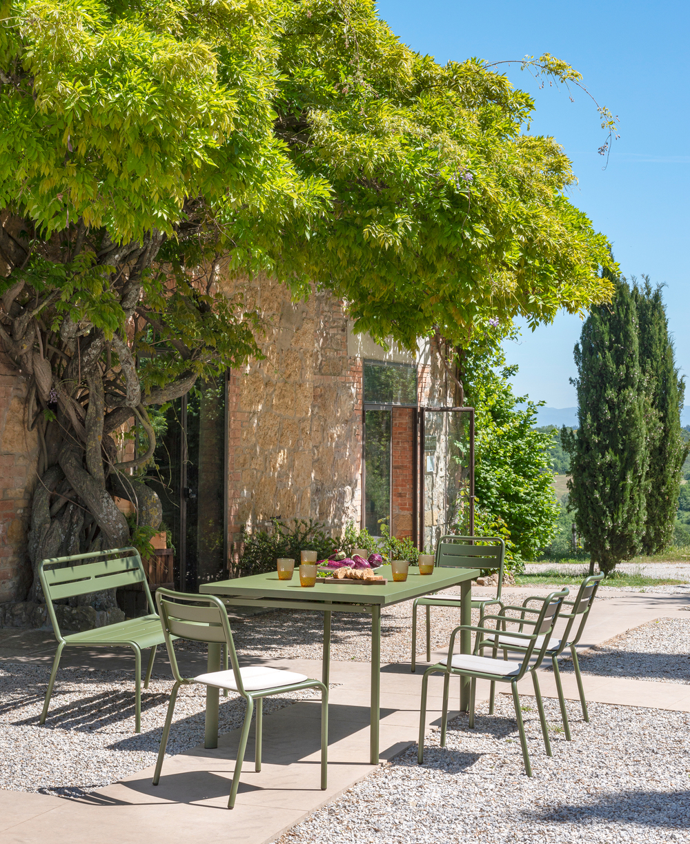 Mobilier de jardin et parasols.