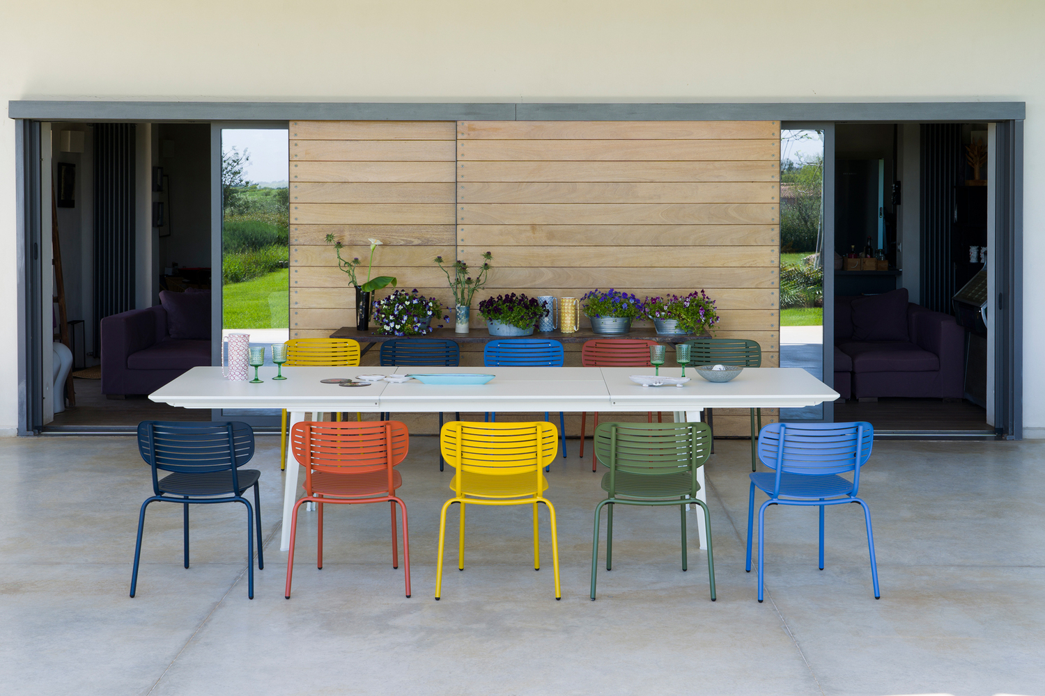 Mobilier de jardin et parasols.