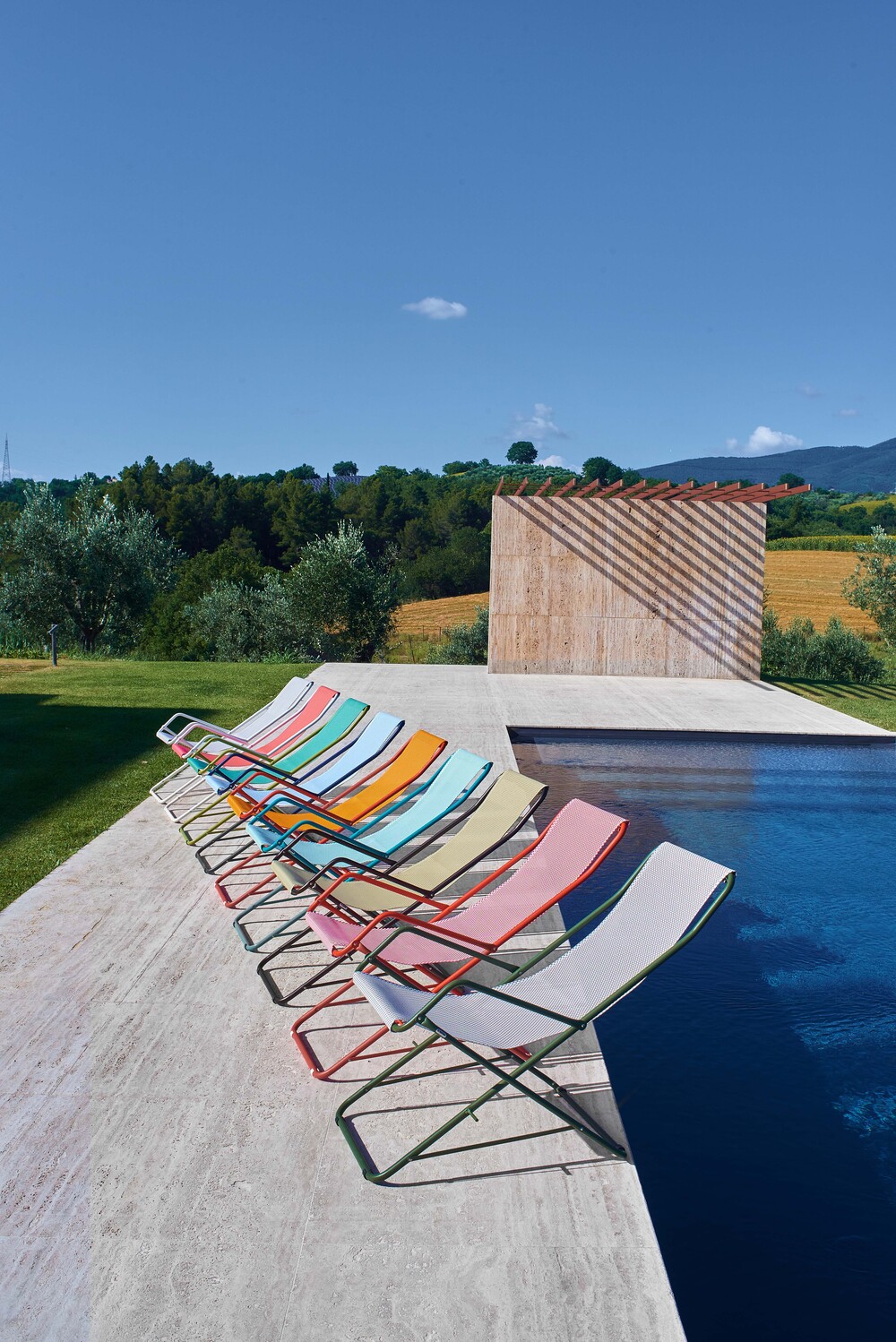 Mobilier de jardin et parasols.